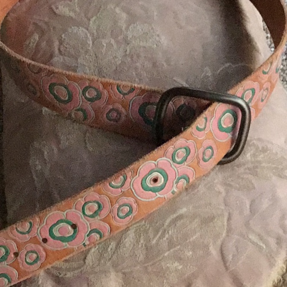 Gap brand leather tooled belt - Picture 4 of 4